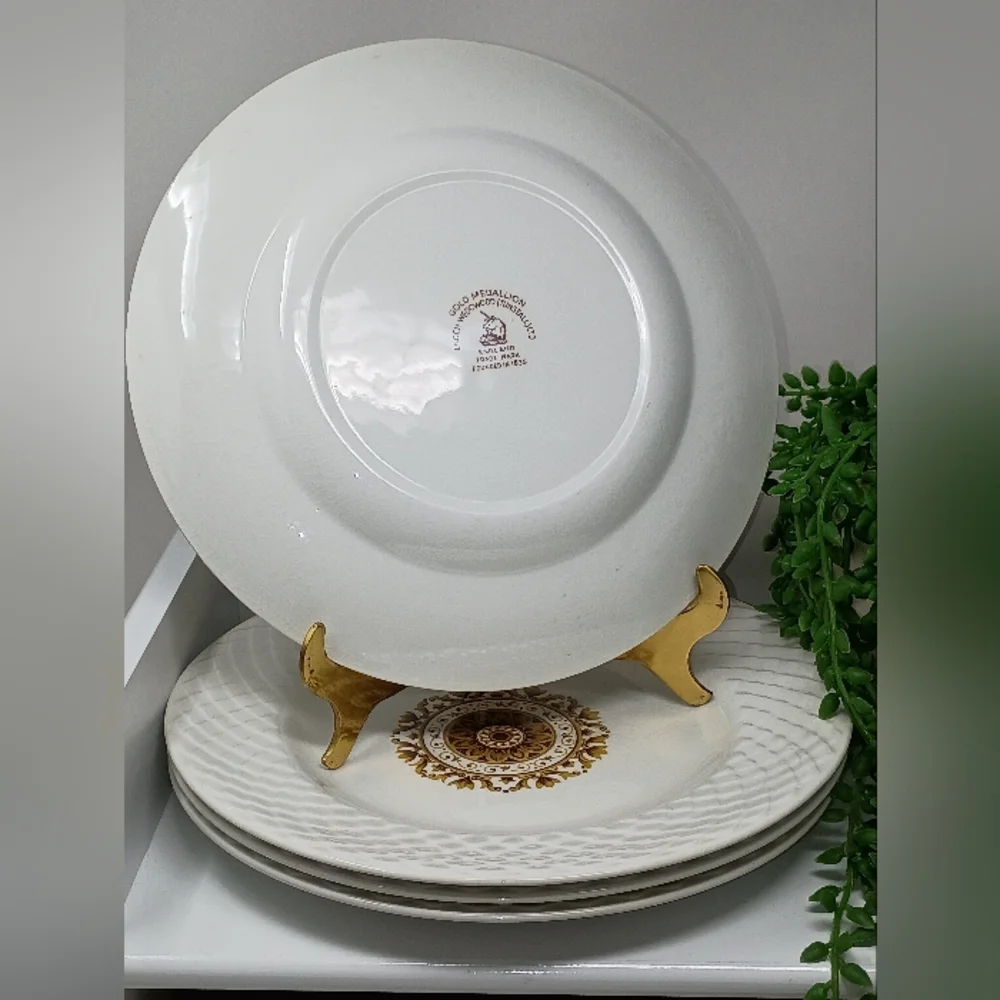 White and Gold Enoch By Wedgewood Dinnerware Set